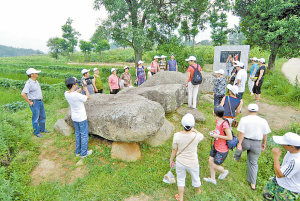 探秘大石墓。 涼山在線.jpg